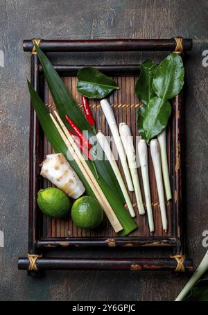 Essen, Essen, thailändische Kräuter und Gewürze für thailändische Küche auf autentischem thailändischem Tablett, Blick von oben Stockfoto