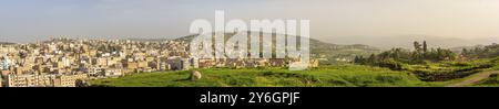 Jerash, Jordanien, März 2020: Panoramablick auf die Skyline der jordanischen Stadt Jerash, Asien Stockfoto