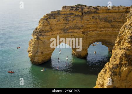 Lagoa, Portugal, September 2022: Kajaks und Sup Boards, die unter dem Arco Natural an der Algarve in Portugal, Europa, fahren Stockfoto