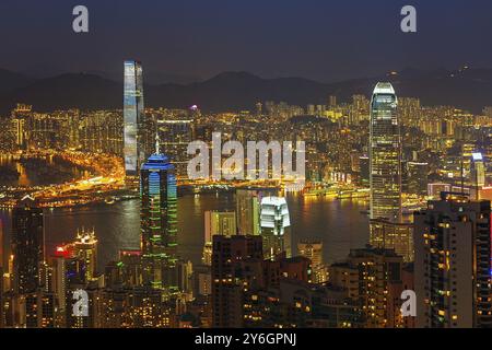 Hong Kong bei Nacht. Blick auf Victoria Harbour und Hong Kong Central. Vom Victoria Peak berücksichtigt Stockfoto