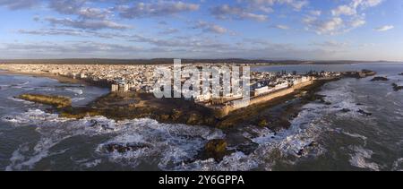 Luftpanorama der mittelalterlichen Altstadt von Essaouira an der Atlantikküste bei Sonnenuntergang, Marokko, Afrika Stockfoto