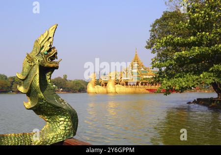 Leiter der Schlange und des schwimmenden Barges Karaweik in Yangon, Myanmar (Birma) Stockfoto