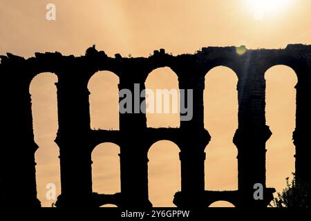 Das Acueducto de los Milagros ist die Ruine einer römischen Aquäduktbrücke, die Teil des Aquädukts ist Stockfoto