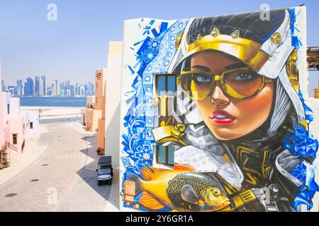 Eine wunderschöne Wand einer eleganten Dame mit Hijab (Kopftuch) im Mina District im alten Hafen von Doha, Katar Stockfoto