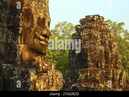 Riesige Steinwände am Bayon Tempel bei Sonnenaufgang, Angkor Wat, Kambodscha, Asien Stockfoto