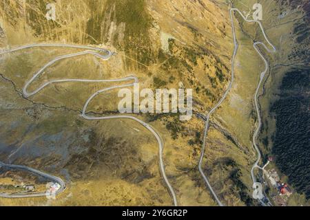 Draufsicht auf die berühmte Transfagarasch-Bergstraße in Rumänien Stockfoto