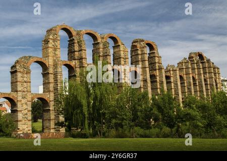 Das Acueducto de los Milagros ist die Ruine einer römischen Aquäduktbrücke, die Teil des Aquädukts ist Stockfoto