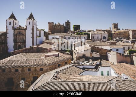 Stadtbild der Altstadt von Caceres, Extremadura, Spanien, mit Dächern und Kirche, Europa Stockfoto