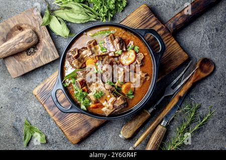 Essen, Bourguignon-Rinderrippchen mit Zwiebeln, Karotten in Rotwein Stockfoto