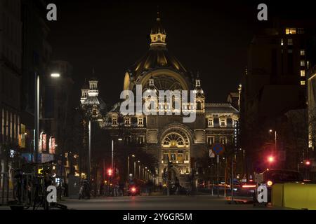 Antwerpen, Belgien, 21. März 2024: Nachtblick auf de Keyserlei in Antwerpen mit NMBS Hauptbahnhof, Europa Stockfoto