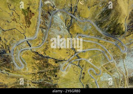 Draufsicht auf die berühmte Transfagarasch-Bergstraße in Rumänien Stockfoto