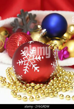 Helle weihnachtskugeln, Spielzeug, Girlande in roter Tasche Stockfoto