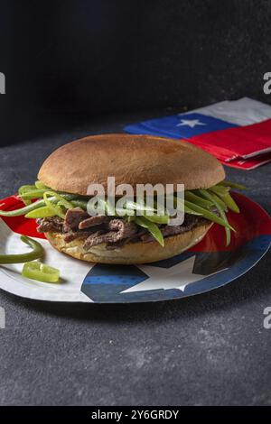 Essen, Essen, chilenischer lateinamerikanischer Sandwich-Burger Chacarero mit erstklassigen Rindfleischscheiben und grüner Bohne auf schwarzem Hintergrund Stockfoto