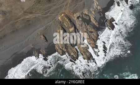 Drohnenansicht der Küste von arco Calan in der Nähe von Constitucion Chile, Pazifik, Blick von oben Stockfoto