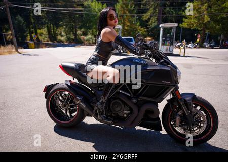 Schöne Junge Asiatische Frau Trägt Leder Sommer High Performance Motorcycle Street Stockfoto