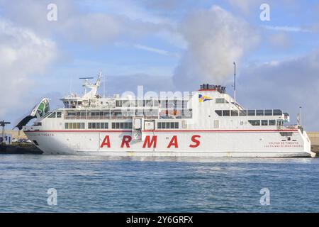 Corralejo, Spanien, 15. Februar 2024: Volcan de Tindaya ist eine Roll-on-Roll-off-Passagierfähre, die von der spanischen Reederei Naviera Armas betrieben wird. Stockfoto