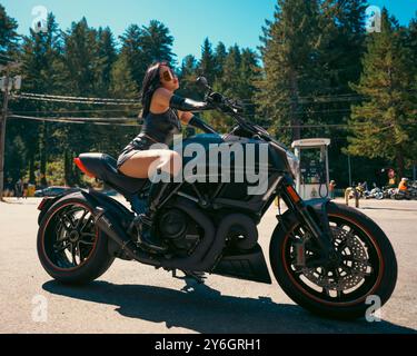 Schöne Junge Asiatische Frau Trägt Leder Sommer High Performance Motorcycle Street Stockfoto