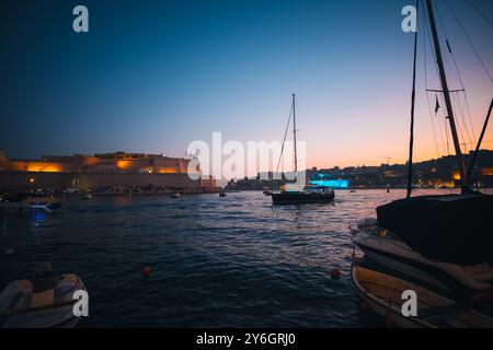 Vallettas alte Festung am Ufer eines wunderschönen Piers in Malta in der Abenddämmerung Stockfoto