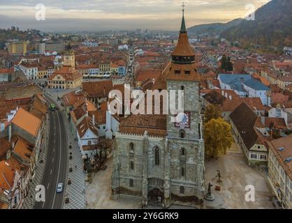 Aus der Vogelperspektive der Altstadt von Brasov mit schwarzer Kirche und dem Platz Piata Sfatului am Herbstmorgen, Region Siebenbürgen, Rumänien, Europa Stockfoto