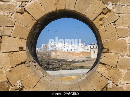 Berühmte Aussicht auf Medina Essaouira durch ein Loch in der Mauer der Festung, Marokko, Afrika Stockfoto