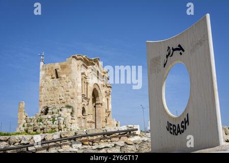 Gerasa, Jerash, Jordanien: Eingang der historischen römischen Ruinen von Gerasa in Jerash, Jordanien, mit dem Hadrianbogen im Hintergrund, Asien Stockfoto