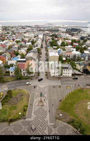 Reykjavik, Island, Juli 2019: Skyline und Stadtbild mit Blick auf Häuser und skolavordustigur, Europa Stockfoto