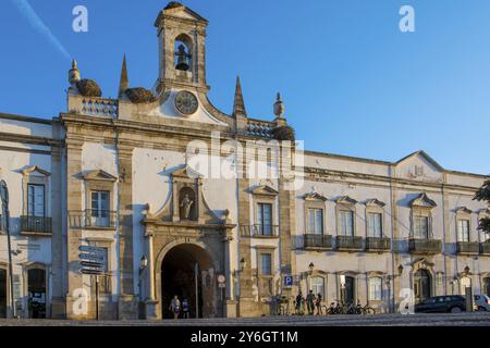 Faro, Portugal, September 2022: Blick auf Arco da Vila in Faro, Portugal. Der neoklassizistische Bogen ist der Eingang zur Altstadt, Europa Stockfoto