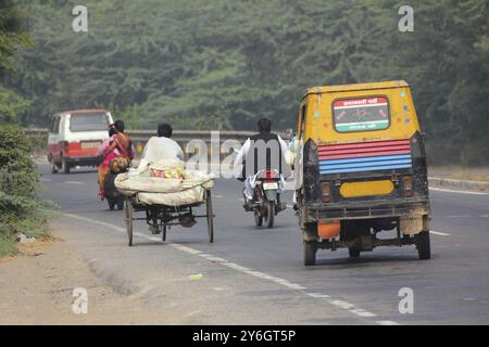 Verschiedene Fahrzeuge, Verkehr auf der indischen Straße Stockfoto