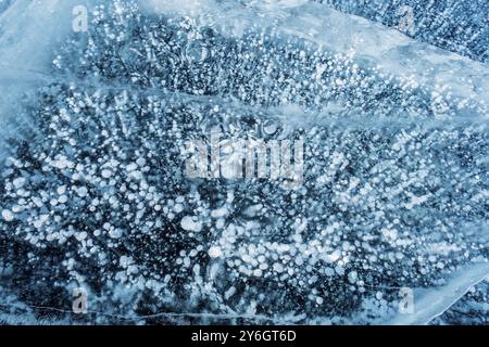 Wunderschönes transparentes blaues Eis und gefrorene Methanblasen auf der Hintergrundstruktur des Baikal Lake Stockfoto