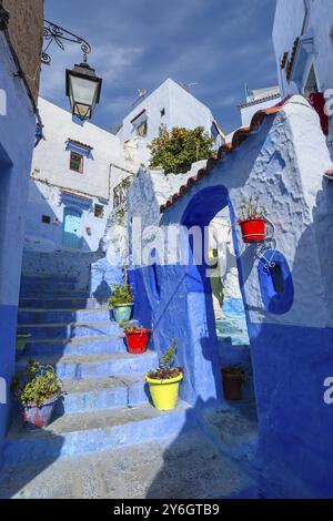 Traditionelle alte blaue Straße mit Farbtöpfen in der Medina von Chefchaouen, Marokko, Afrika Stockfoto