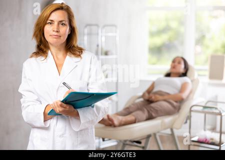 Porträt eines Arztes mittleren Alters mit Dokumenten Stockfoto