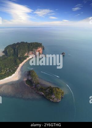 Aus der Vogelperspektive auf tropische türkisfarbene Lagune, Strand zwischen Felsen und Inseln, Krabi, Pranang Strand, Thailand, Asien Stockfoto