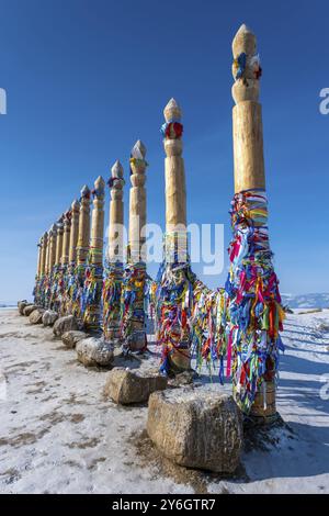 Hölzerne Ritualsäulen mit bunten Bändern auf kap Burkhan, Baikalsee, Olchon Island, Sibirien, Russland, Europa Stockfoto