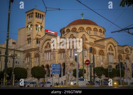 Piräus, Griechenland, 27. November 2023: Nächtlicher Blick auf die Heilige Dreifaltigkeit oder die Kathedrale von Hagia Triada in Piräus, bei Athen, in Griechenland, Europa Stockfoto