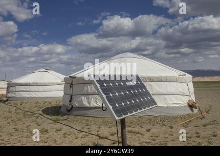 Traditionelle mongolische tragbare runde Zelt Jurte und Solarmodul in der Wüste Gobi, Mongolei, Asien Stockfoto