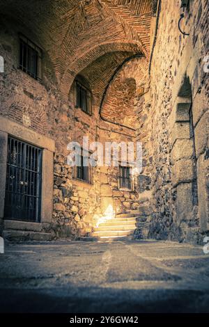 Kleine und gemütliche Gasse in der historischen Stadt Caceres, Extremadura, Spanien. Reisen und Tourismus Stockfoto