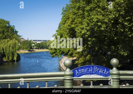 Berlin, Juni 2022: Blick von der Admiralbrücke über den Landwehrkanal an der Grenze von Neukolln und Kreuzberg in Berlin, Europa Stockfoto