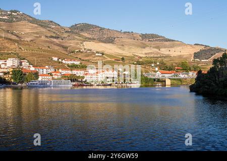 Pinhão Dorf in Portugal von einem Boot in der Mitte des Flusses Douro aus gesehen an einem sonnigen Herbsttag. Stockfoto