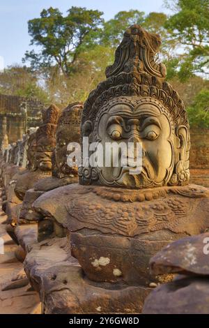 In Stein gemeißelte Statuen von Devas auf der Brücke nach Angkor Thom, Siem Reap, Kambodscha, Asien Stockfoto