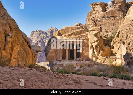 Blick auf den Tempel der Gartenhalle an der historischen Stätte Petra in Jordanien. Reisen und Tourismus Stockfoto