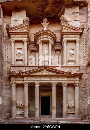 Blick auf die Schatzkammer oder Al Khazneh in der antiken Stadt Petra in Wadi Musa, Jordanien. Direkt vor dem Schuss ohne Leute Stockfoto