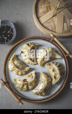 Essen, Essen, Gyoza Japanische koreanische Klöße auf grauem Teller auf dem Tisch. Top-Ansicht Stockfoto