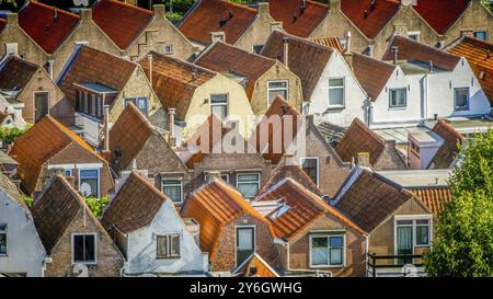 Zierikzee, Zeeland, Niederlande, September 2018, Dächer typisch niederländischer kleiner Arbeiterhäuser in hoher Dichte, Europa Stockfoto