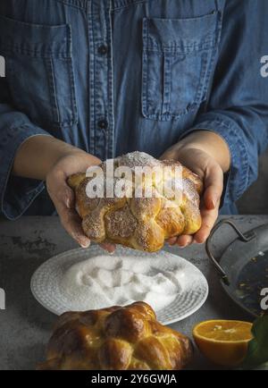 Essen, Essen, Frau, die Pan de muertos Brot der Toten für den mexikanischen Tag der Toten zubereitet Stockfoto