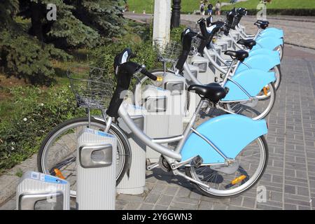 Viele Fahrräder in Reihe auf dem Parkplatz zum Verleih Stockfoto