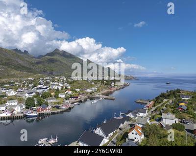 Dorfszene inmitten üppiger Landschaft, im Hintergrund Blick auf den Vestfjord, Sorvagen, Lofoten, Norwegen, Europa Stockfoto