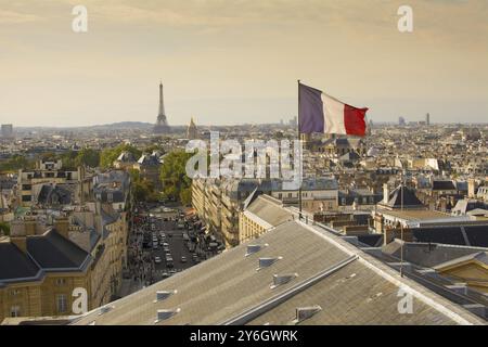 Paris, Frankreich, Blick auf Skyline und Stadtlandschaft vom Pantheon, französische Flagge im Vordergrund, Europa Stockfoto