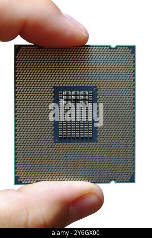 Die Finger des Menschen halten ein modernes CPU-Makro der zentralen Prozessoreinheit, das auf weiß isoliert ist Stockfoto