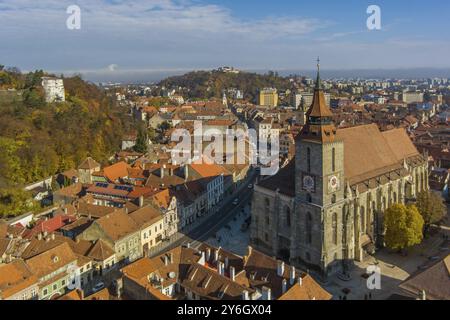 Aus der Vogelperspektive der Altstadt von Brasov mit der Schwarzen Kirche und dem Platz Piata Sfatului im Herbst, Region Siebenbürgen, Rumänien, Europa Stockfoto