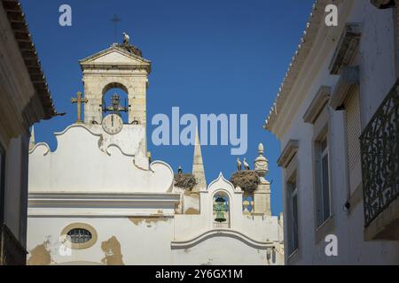 Faro, Portugal, September 2022: Detailansicht der Architektur von Arco da Vila in Faro, Portugal. Neoklassizistischer Bogen, der Eingang zum Alten Stockfoto